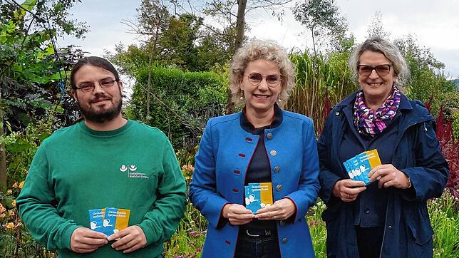 Gärtnermeister Jens Büchle (von links), Petra Dorfmeister, erste Beigeordnete von Waldshut-Tiengen, und Silke Ostermann, Leiterin des ...