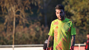 Spielertrainer Sven Benno und der FC Uhldingen starten mit einem 2:1-Erfolg über den SV Deggenhausertal aus der Winterpause.