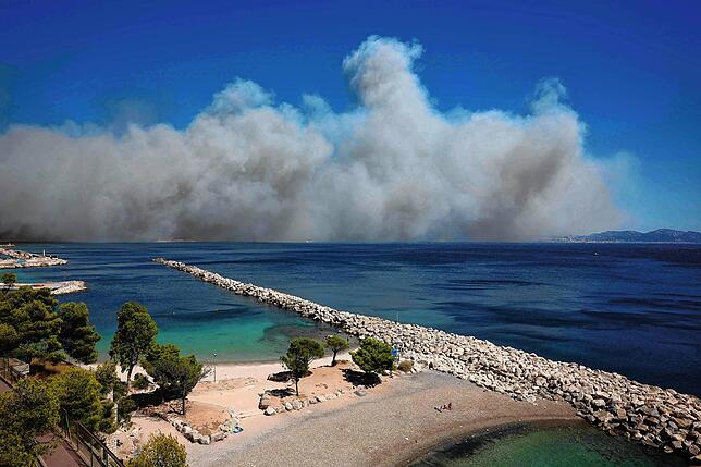 Rauch steigt im Hintergrund beim Plage des Corbieres in der Nähe von Marseille auf.