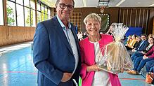 Oberbürgermeister Jürgen Roth bedankt sich im Namen der Stadt bei Elisabeth Opel für ihr pädagogisches Wirken an der Steppachschule. ...