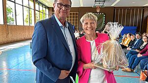 Oberbürgermeister Jürgen Roth bedankt sich im Namen der Stadt bei Elisabeth Opel für ihr pädagogisches Wirken an der Steppachschule. ...