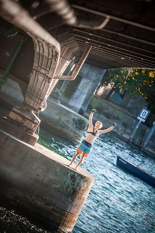 Bild 7: Eine Hängepartie über dem Wasser: Wie Kletterer die alte Rheinbrücke zweckentfremden &ndash; und dafür staunende Blicke ernten