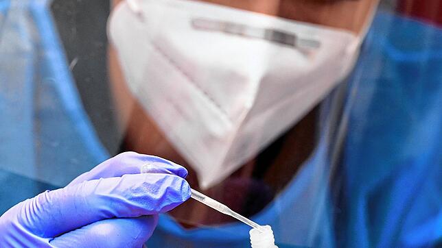 Eine Mitarbeiterin entnimmt in einer Corona-Teststation während eines Corona-Tests mit einer Pipette den Speichel. (Symbolbild)