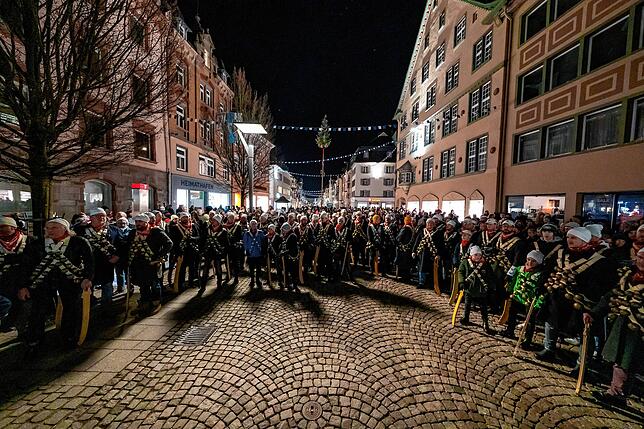 Viele Hundert Rollenträger und Zuschauer drängen sich in dichten Reihen rund um den Narrobrunnen in der Oberen Straße.