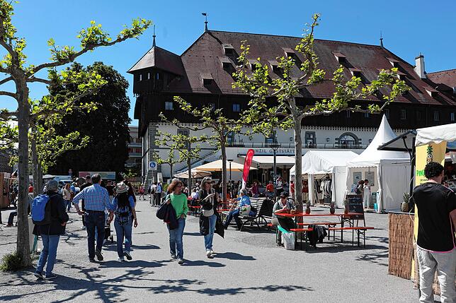 Bild 25: Internationale Bodenseewoche 2024: Entlang der Konstanzer Hafenmeile flanieren die Besucher