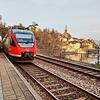 Eine Regionalbahn fährt auf der Hochrheinstrecke im Bahnhof Laufenburg ein.