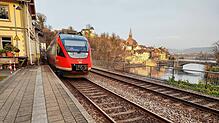 Eine Regionalbahn fährt auf der Hochrheinstrecke im Bahnhof Laufenburg ein.