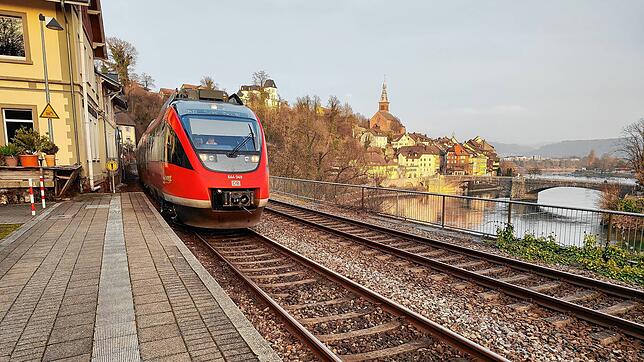 Eine Regionalbahn fährt auf der Hochrheinstrecke im Bahnhof Laufenburg ein.