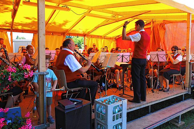 Die Stadtmusik, mit ihrem Dirigenten Fabian Göggel, begleitet traditionell den Frühschoppen am Sonntag.