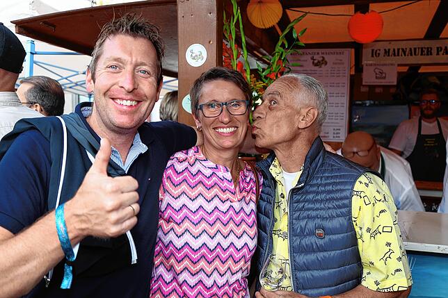 Bild 15: Volle Gläser und beste Stimmung: So ging’s beim Konstanzer Weinfest 2025 weiter