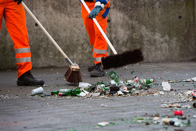 Nach Silvester hat die Straßenreinigung viel zu tun. Dabei muss jeder Verursacher seinen Müll selbst entsorgen.