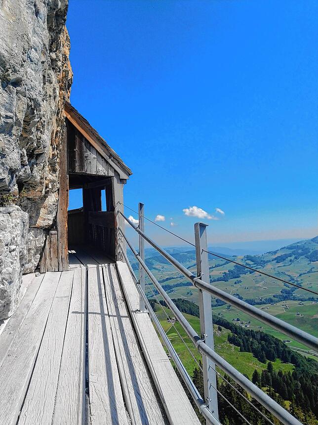 Bild 21: Normalerweise überrennen Touristen das Berggasthaus Aescher, doch wie sieht es dort jetzt aus? Wir nehmen Sie mit auf eine Wanderung