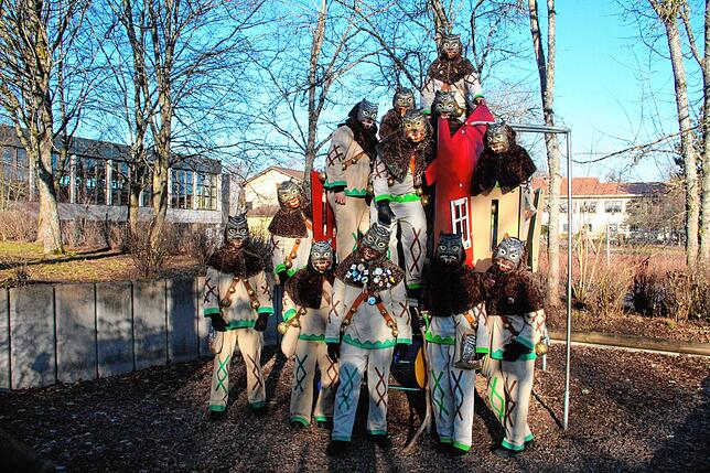 Hoch, höher, Wolfbach-Rolli: Die Narren stellen sich zu einer Pyramide auf.