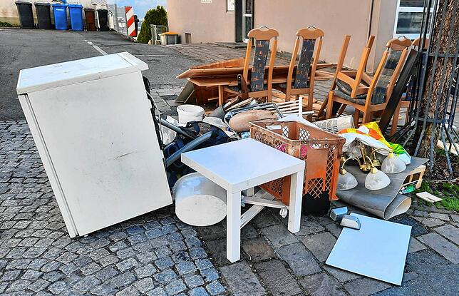 Mai 2022: Sperrmüll-Berge wie dieser in der Kaufhausstraße im vergangenen Jahr türmen sich oft mehrere Tage vor dem eigentlichen Termin ...