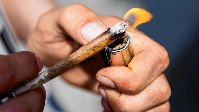 Wenn ihr Kind gelegentlich oder regelmäßig Joints raucht, sind Eltern oft ratlos: Wie sprechen wir das Thema am besten an, ohne dass das ...