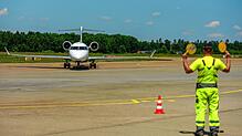 Ein Flugzeug kommt am Bodensee-Airport an (Symbolbild).