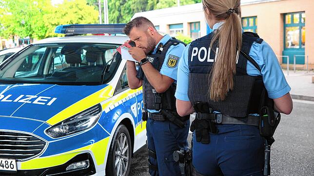 Ein Bild aus dem vergangenen Jahr, die Bundespolizisten Lars Heidelbeer und Laura Müller kontrollieren an der Grenze.
