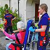 Das Pflegeheim in Stühlingen wird am 27. Juni evakuiert. Rettungssanitäterin Judith Zimmermann bringt eine Bewohnerin zum ...