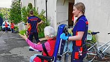 Das Pflegeheim in Stühlingen wird am 27. Juni evakuiert. Rettungssanitäterin Judith Zimmermann bringt eine Bewohnerin zum ...