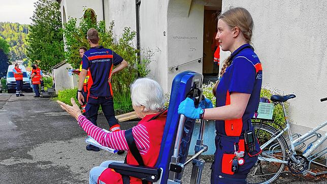 Das Pflegeheim in Stühlingen wird am 27. Juni evakuiert. Rettungssanitäterin Judith Zimmermann bringt eine Bewohnerin zum ...