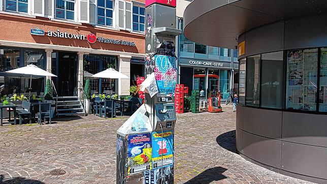 Hier am Bodanplatz steht es noch immer und Telefonieren ist damit schon lange nicht mehr möglich: Wann wird die Telekom auch diese Säule ...