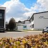 Da die Mensa im Anbau (links) der Sernatingen-Schule zu Krippen-Zimmern werden soll, soll zwischen den Gebäuden eine neue Mensa entstehen.