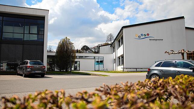 Da die Mensa im Anbau (links) der Sernatingen-Schule zu Krippen-Zimmern werden soll, soll zwischen den Gebäuden eine neue Mensa entstehen.