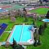 Das leere Parkschwimmbad in Donaueschingen im Mai 2021 aus der Luft fotografisch eingefangen. Leer bleibt es dort erst einmal länger, ...