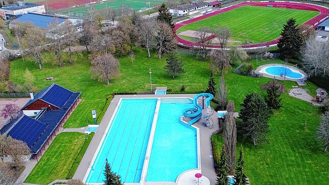 Das leere Parkschwimmbad in Donaueschingen im Mai 2021 aus der Luft fotografisch eingefangen. Leer bleibt es dort erst einmal länger, ...