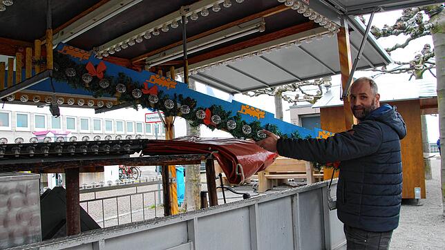 Bald gähnende Leere auf dem Häfler Weihnachtsmarkt. Thomas Vogt muss seine Bude wieder abbauen.