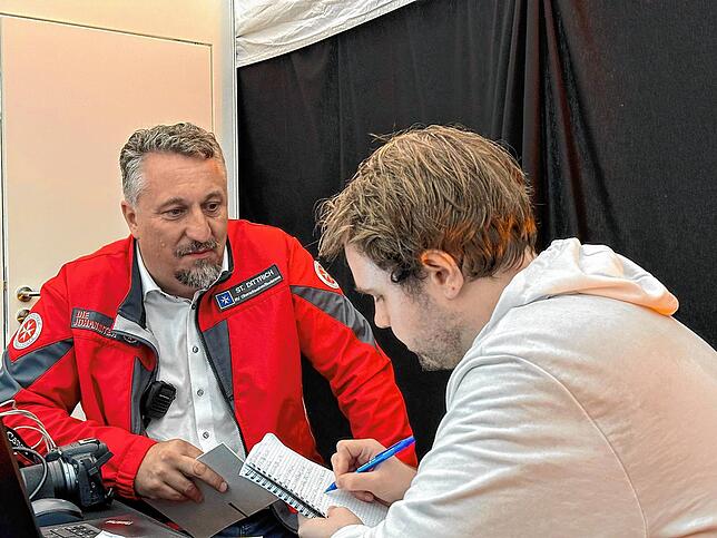 Südkurier-Reporter Daniel Vedder (rechts) im Gespräch mit Stefan Dittrich von den Johannitern.