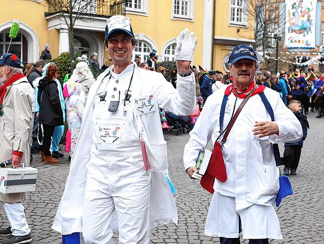 Bild 1: Hunderte Nachwuchsnarren starten beim Donaueschinger Kinderumzug
