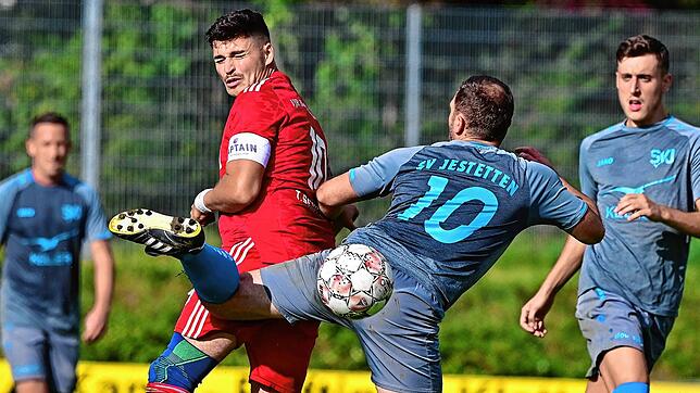 Klare Sache: Tim Schillinger (links, im Hinspiel gegen Pascale Moog) traf doppelt beim 4:0-Sieg des VfR Bad Bellingen beim SV Jestetten.