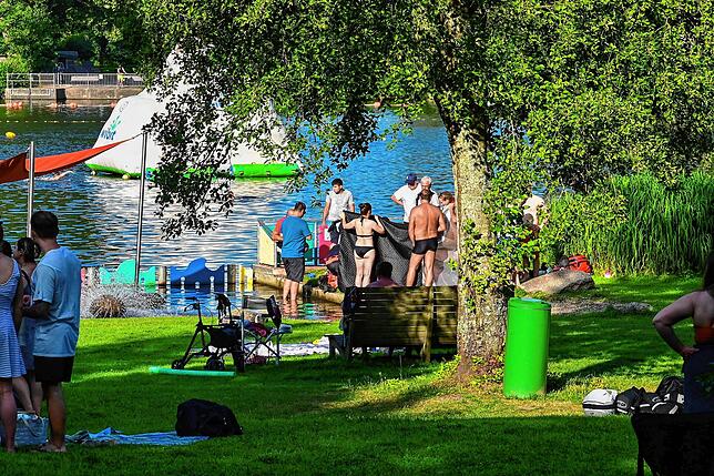 Badegäste schirmen den Bereich der Rettungsmaßnahme vor neugieriegn Blicken ab. Am Sonntag herrschte Hochbetrieb am Klosterweiher. ...