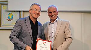 Mit der Bürgermedaille in Gold ehrt Reinhard Storz (rechts) den ausgeschiedenen Gemeinderat Thomas Reiser, der dem Gremium 25 Jahre ...