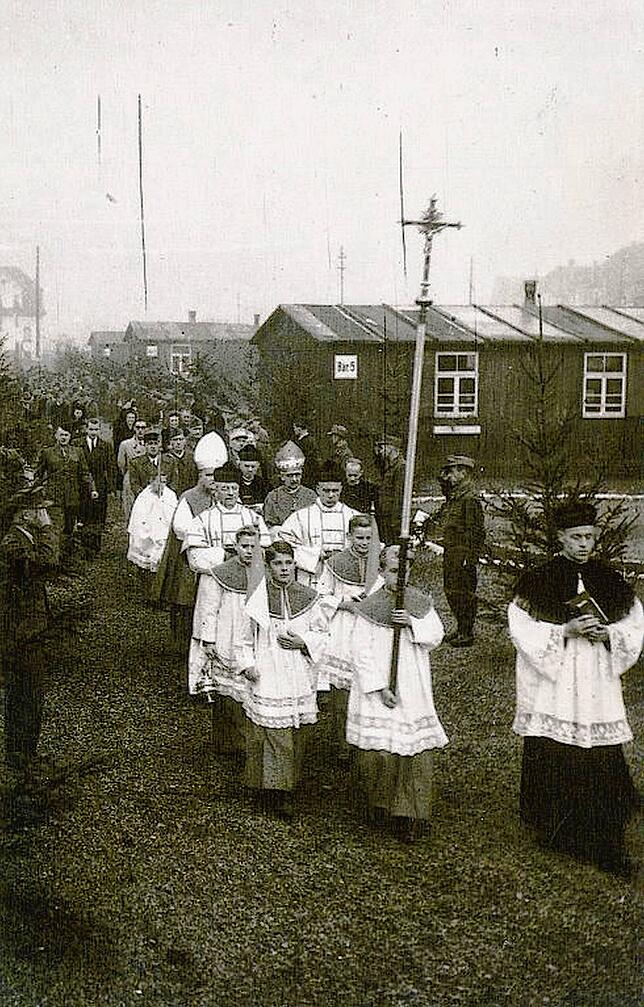 Diese Foto zeigt den Einzug der Geistlichkeit bei der Einweihung der Theresienkapelle: Sie erinnert bis heute an die Zwangsarbeit.