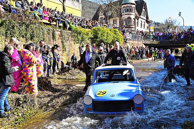 Bild 26: Die besten Bilder der Schramberger Bachnafahrt am Rosenmontag