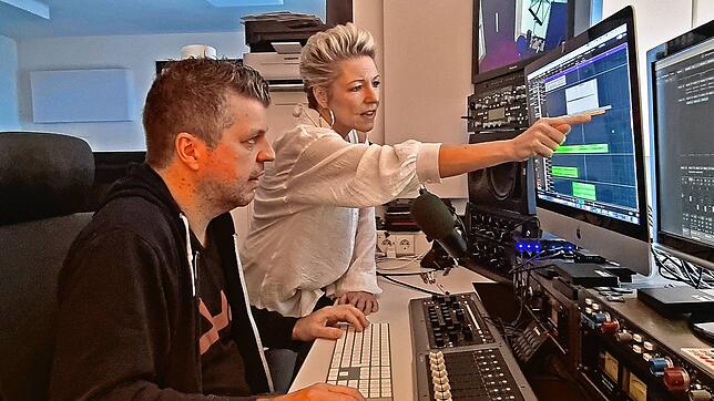 Michael Schäuble und Alexandra Hofmann bei der Produktion des Liedes „Menschen“ im Studio „Stage Dive Records“ in Nußdorf.