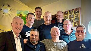 Gewählte und Verabschiedete stellten sich zum Gruppenfoto auf. Das Foto zeigt vorne von links: Bürgermeister Ewald Hoffmann, den ...