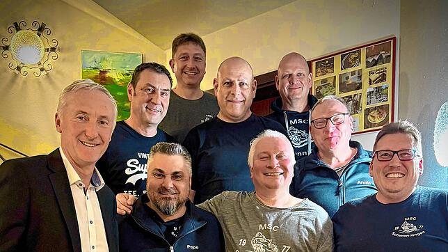 Gewählte und Verabschiedete stellten sich zum Gruppenfoto auf. Das Foto zeigt vorne von links: Bürgermeister Ewald Hoffmann, den ...