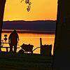 Ein Mann reinigt am frühen Morgen des 2.7.2025 eine Liegewiese am Scharmützelsee. Der Deutsche Wetterdienst rechnet mit ...