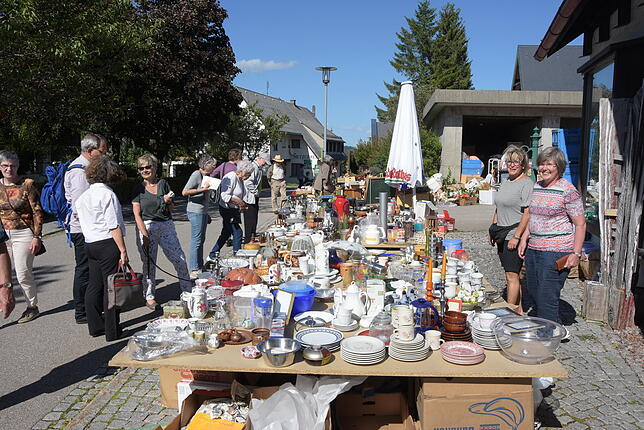 Ganz schön vielseitig: Gut besucht war an beiden Tagen der gemeinsame Flohmarkt des Kirchenchores und dem neugegründeten ...