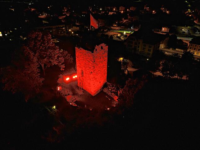 Night of Light in Laufenburg: Die Schlossruine erstrahlt rot.