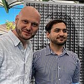 Fotograf Florian Schwarz (links) mit Nowras Rahhal bei der Ausstellungseröffnung.