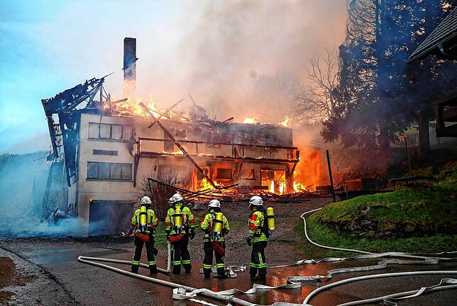 Die eingesetzten Feuerwehrkräften können nicht verhindern, dass der landwirtschaftliche Gebäudekomplex ein Raub der Flammen wird.
