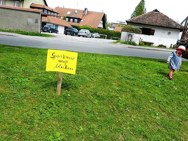 Auf einem Schild steht geschrieben: &bdquo;Sparkasse muss bleiben.&ldquo;