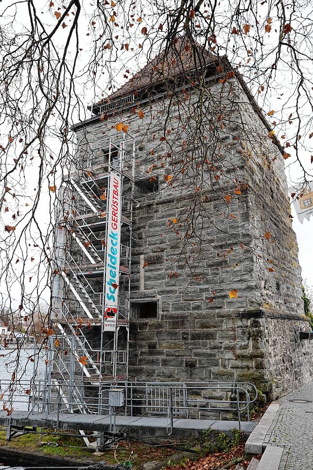 So sieht der Pulverturm nach einer Blitz-Intervention der Stadt eine Woche später aus: Über ein stabiles Gerüst steht immerhin ...