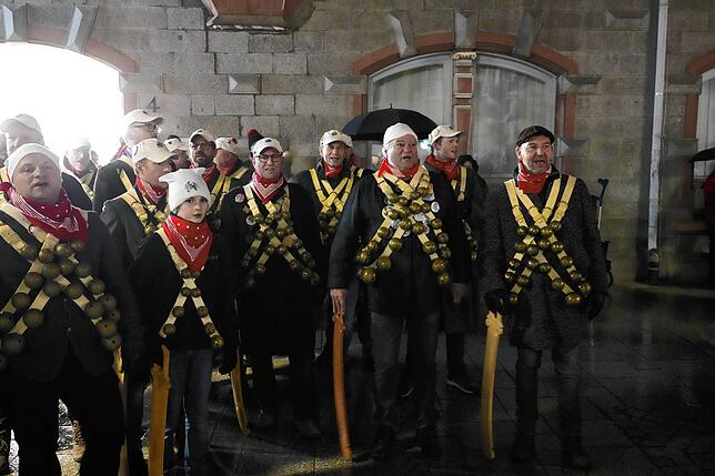Gemeinsames Singen und Rollenschütteln am Narrenbrunnen in der Oberen Straße.