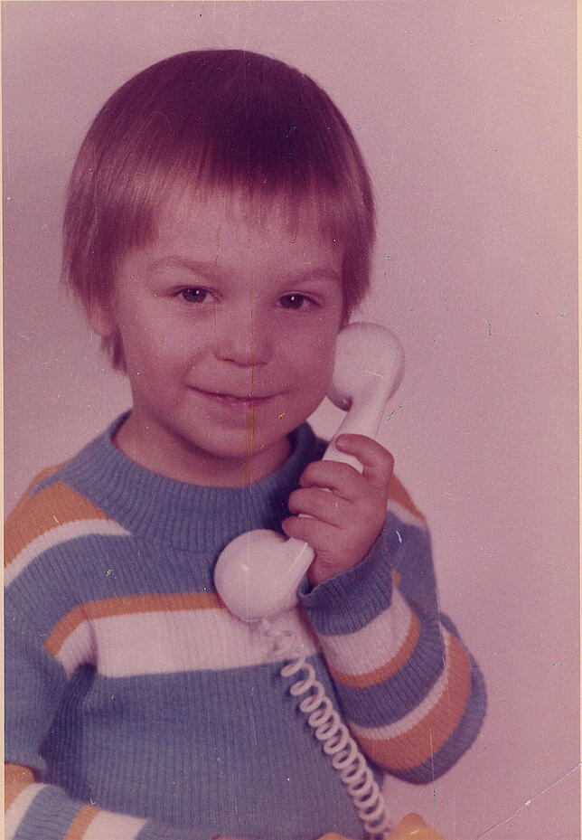 Jörg probiert schon einmal, wie das mit dem Telefonhörer funktioniert.