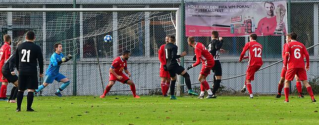 Drin ist er: Adrian Fischer (Nr. 3, rechts) traf nach einer halben Stunde per Kopf zum Ausgleich für Bosporus FC Friedlingen gegen den ...